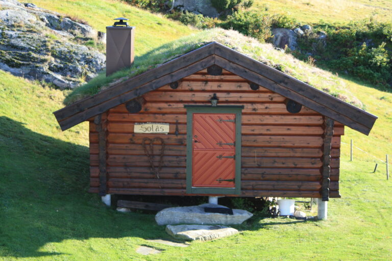 Solås, nydelig tømmerhytte med tre sengeplasser på Røyland gård
