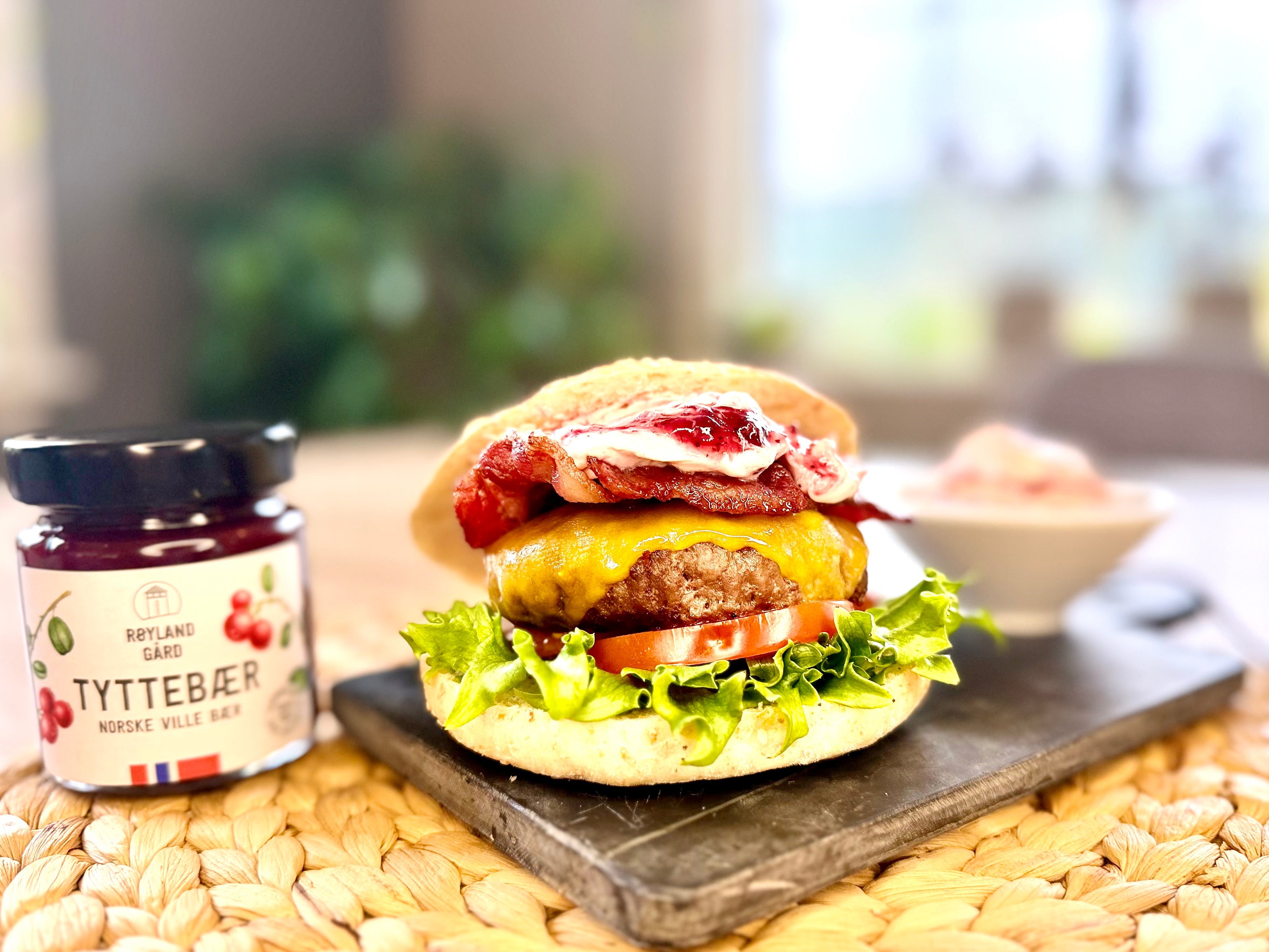 Burger med tyttebærrømme og Tyttebærsyltetøy fra Røyland Gård