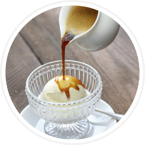 Dessertkaffe med vaniljeis og Drinksirup Tyttebær & krydder