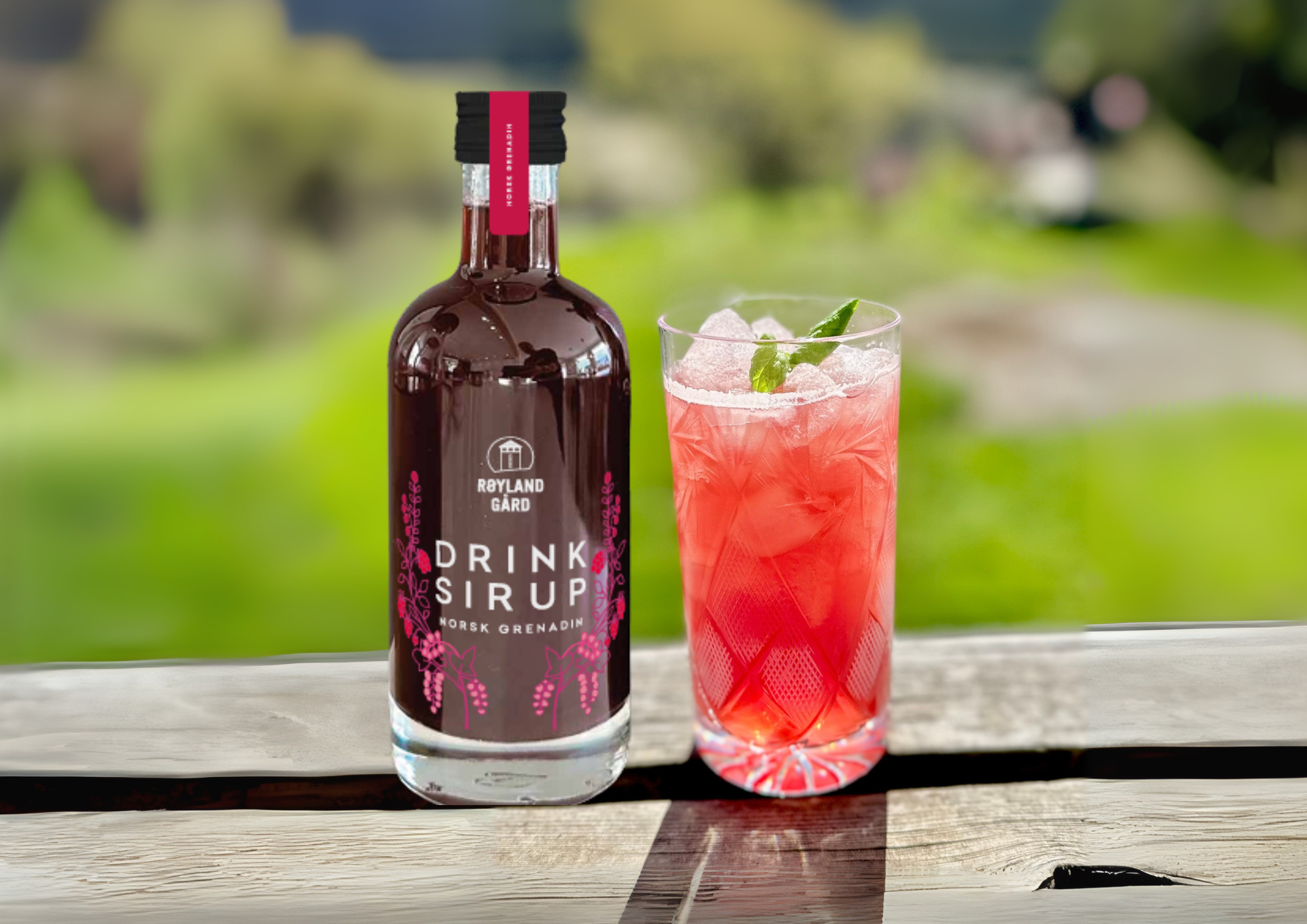 Drinksirup Norsk Grenadin fra Røyland Gård med en rød drink