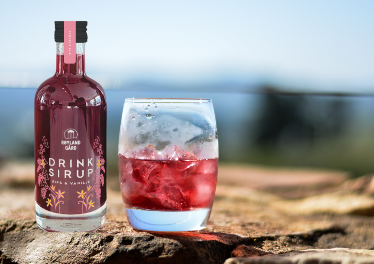 Drinksirup Rips & vanilje fra Røyland Gård servert med isbiter