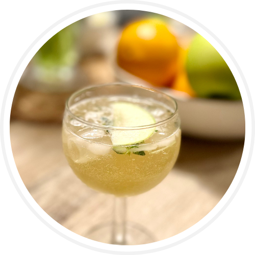 Naken Eple og granskudd Spritz – cocktail med eple og granskudd