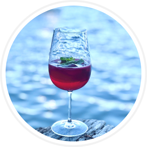 Cocktailen Norsk Kir med Drinksirup Skogsbær